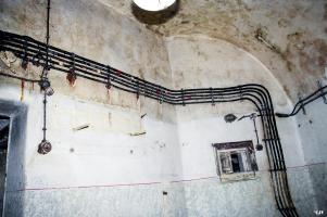 Ligne Maginot - COUCOU - A20 - (Ouvrage d'infanterie) - Le blockhaus pour la défense de la galerie.
Voir les notes de musique posées sur les cables utilisés comme une portée