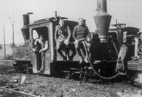 Ligne Maginot - Depot de Soultz-sous-Foret - 1939-40. Quelques sapeurs posent sur l’une des « Péchot » du dépôt, probablement la n° 289. En moyenne une dizaine de ces locomotives étaient alors basées à Soultz