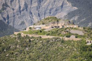 Ligne Maginot - RIMPLAS (RS) - (Ouvrage d'artillerie) - Vue depuis le Nord-Est (prise depuis la route M2565 et depuis les abords du village de Valdeblore)