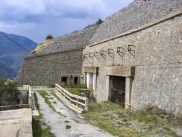 Ligne Maginot - RIMPLAS (RS) - (Ouvrage d'artillerie) - Entrée du téléphérique
Au premier plan l'entrée du téléphérique, le cable et les bennes passant sous la route