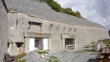 Ligne Maginot - RIMPLAS (RS) - (Ouvrage d'artillerie) - Les entrées
L'entrée des hommes à gauche, à droite l'entrée du téléphérique