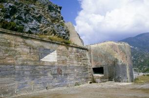 Ligne Maginot - RIMPLAS (RS) - (Ouvrage d'artillerie) - Bloc 5
Mur d'escarpe coté Nord
Le créneau FM est destiné au flanquement du mur d'escarpe