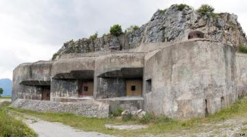 Ligne Maginot - RIMPLAS (RS) - (Ouvrage d'artillerie) - Bloc 5
La cloche visible en partie supérieure est une cloche factice. La cloche de droite est une cloche GFM, celle de gauche la cloche observatoire VDP  