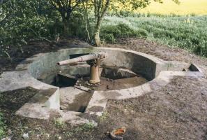 Ligne Maginot - Cuve pour canon Bc3 - Brecklange - Cuve bétonnée pour canon de 65 modèle 1902 utilisé en arme antichar
La plateforme métallique spécifique à cet usage est visible sur cette photo ainsi que les deux volées de marches y donnant accès