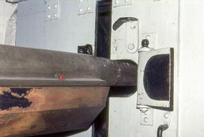 Ligne Maginot - BOIS D'OTTONVILLE - BCA1 - (Casemate d'artillerie) - Chambre de tir droite dans les années 1970
Volets d'embrasure et tube du canon de 75