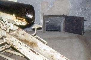 Ligne Maginot - BOIS D'OTTONVILLE - BCA1 - (Casemate d'artillerie) - Chambre de tir droite dans les années 1970
Culasse du canon de 75 et trappe d'évacuation des douilles