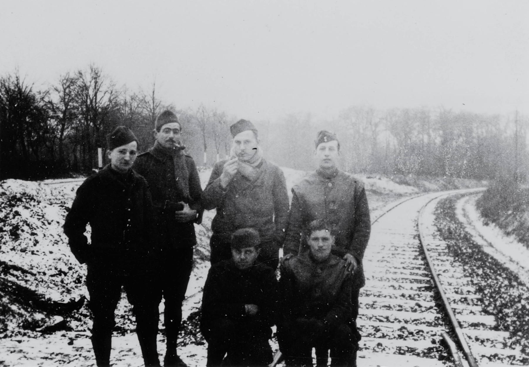 Ligne Maginot - RURANGE - (Dépôt du Génie) - Une partie du personnel du dépôt
Debout :
Louis Piedelieu, Mytho, 1 anglais? 
Assis:
Vellan, 1 anglais - Inconnu