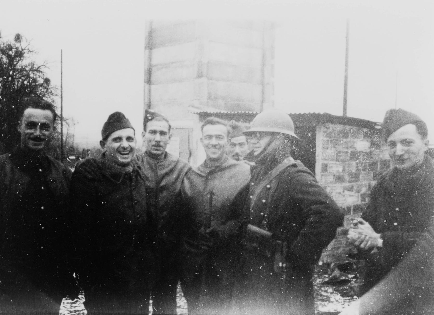 Ligne Maginot - RURANGE - (Dépôt du Génie) - Une partie du personnel du dépôt avec des visiteurs anglais

?, Jean Jeannotot, , Anglais, Anglais, ?, ?, Louis Piedelieu - Inconnu