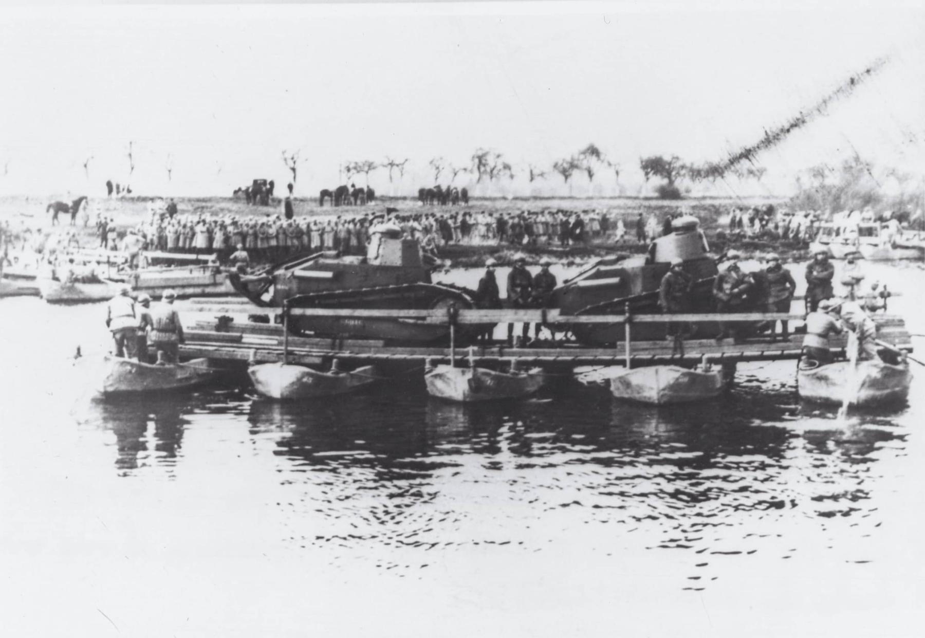 Ligne Maginot - 2° Régiment du Génie (2° RG) - Metz Chambières - 27 mars 1928
Passage de chars Renault FT17 par la 1° Cie
Portière de 3 bateaux + 2 allèges