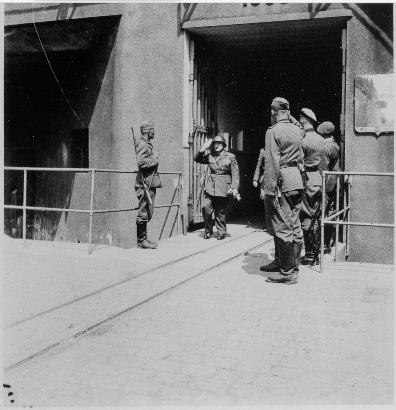 Ligne Maginot - HOCHWALD - (Ouvrage d'artillerie) - Entrée munitions
La rédition sur ordre de l'ouvrage - Albert HAAS