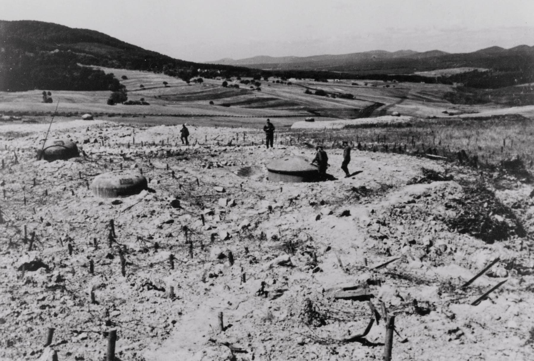 Ligne Maginot - HOCHWALD - (Ouvrage d'artillerie) - Bloc 14
Les dessus après les combats
Photo d'origine allemande - Inconnu