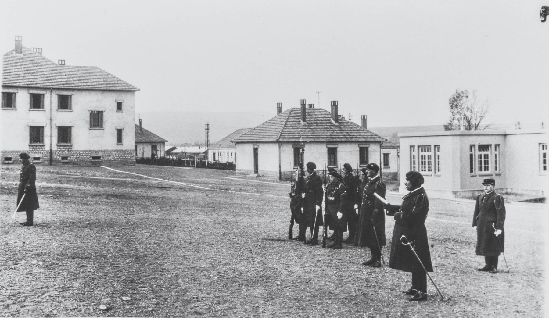 Ligne Maginot - VECKRING - (Camp de sureté) - 164° RIF
Cérémonie dans le camp de Veckring - Inconnu