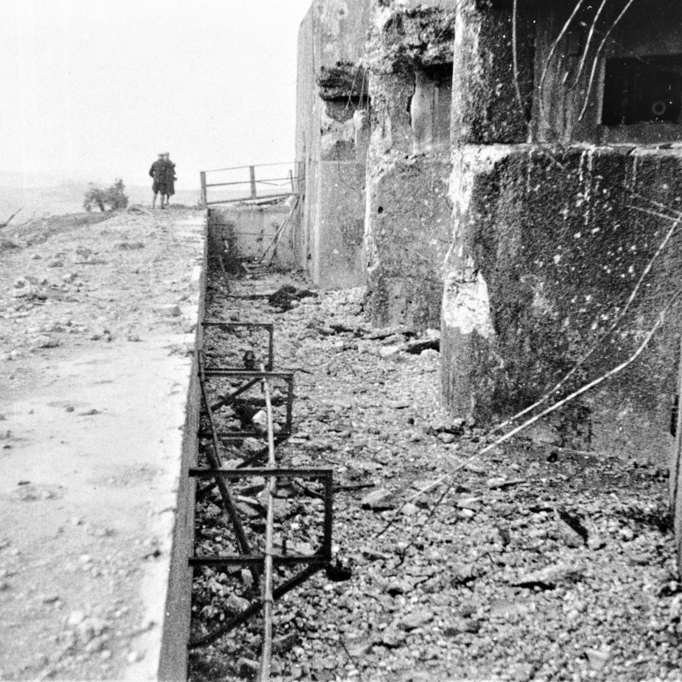 Ligne Maginot - FERMONT - A2 - (Ouvrage d'artillerie) - Le bloc 4 après les combats
Le fossé diamant qui a rempli son rôle en recueillant les éclats de béton
Noter l'antenne radio de secours sur ses supports isolants - Inconnu