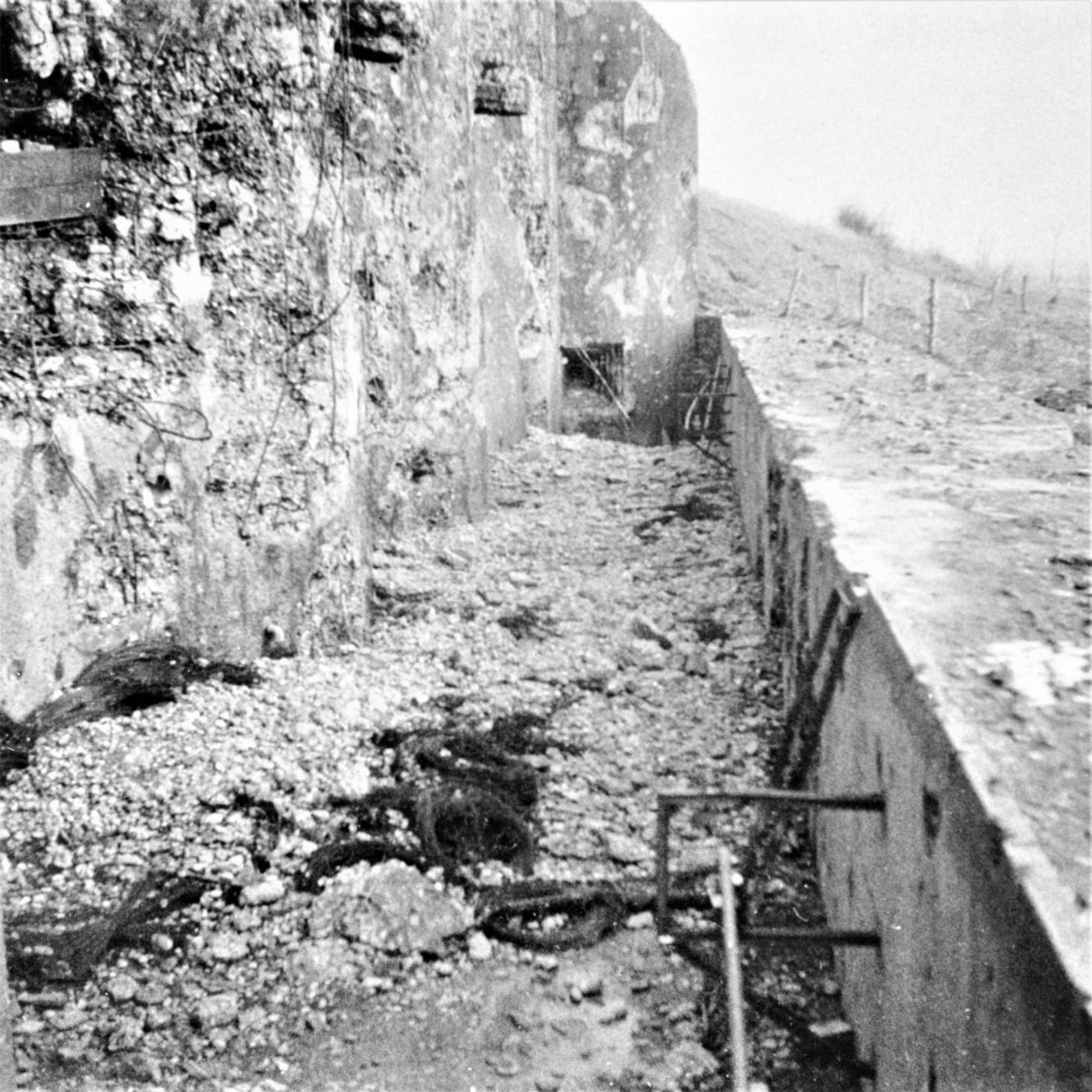 Ligne Maginot - FERMONT - A2 - (Ouvrage d'artillerie) - Le bloc 4 après les combats
On distingue en haut à gauche le mur entre les deuxième et troisième chambres de tir qui a été percé par un canon de 88 FLAK 36 - Inconnu