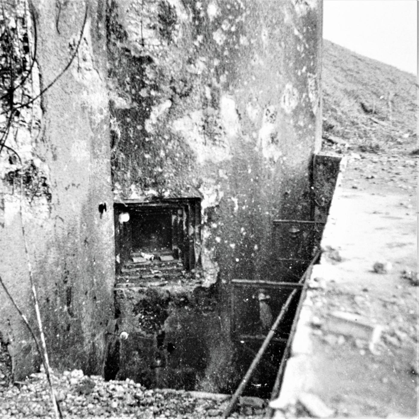 Ligne Maginot - FERMONT - A2 - (Ouvrage d'artillerie) - Le bloc 4 après les combats
La caponnière FM défendant le fossé diamant - Inconnu