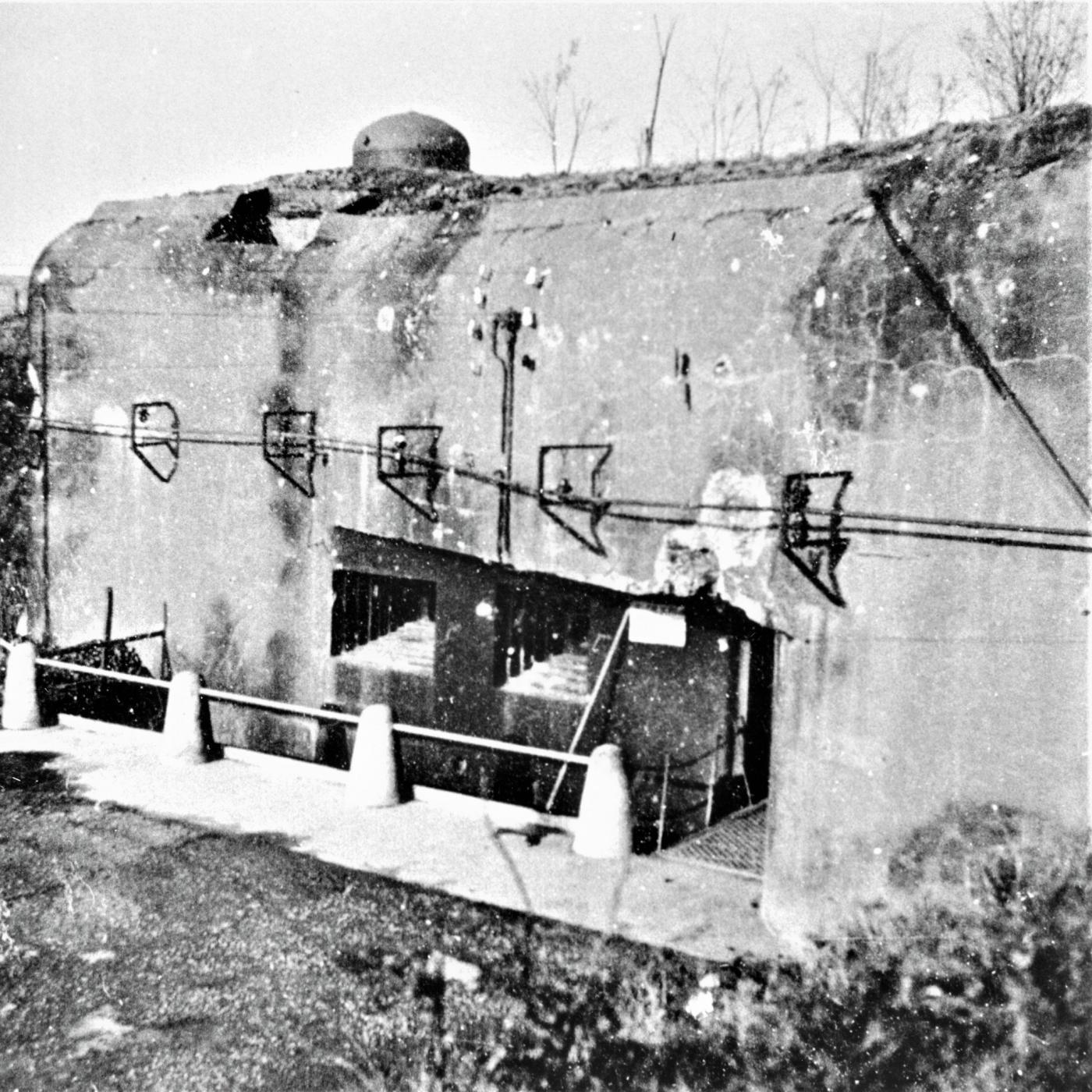 Ligne Maginot - FERMONT - A2 - (Ouvrage d'artillerie) - L'entrée des hommes en 1940
Noter la tonalité  noire de la partie sous la visière destinée à masquer cette dernière des vues - Inconnu
