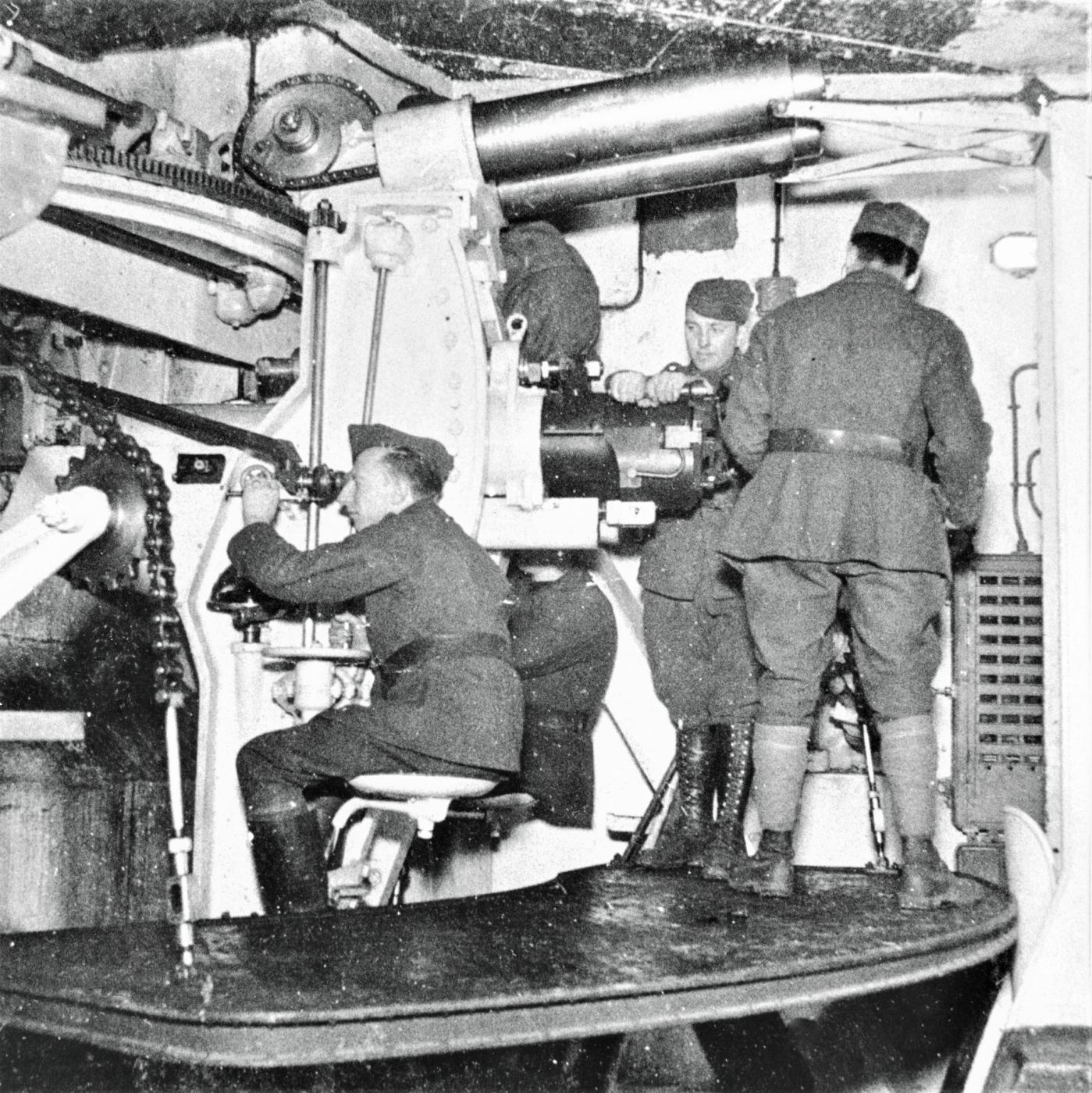 Ligne Maginot - FERMONT - A2 - (Ouvrage d'artillerie) - Bloc 4
L'une des pièces de 75 mle 32 sous casemate avec ses servants - Inconnu