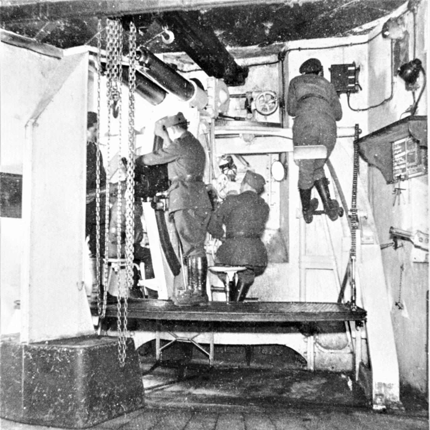 Ligne Maginot - FERMONT - A2 - (Ouvrage d'artillerie) - Bloc 4
L'une des pièces de 75 mle 32 sous casemate avec ses servants - Inconnu