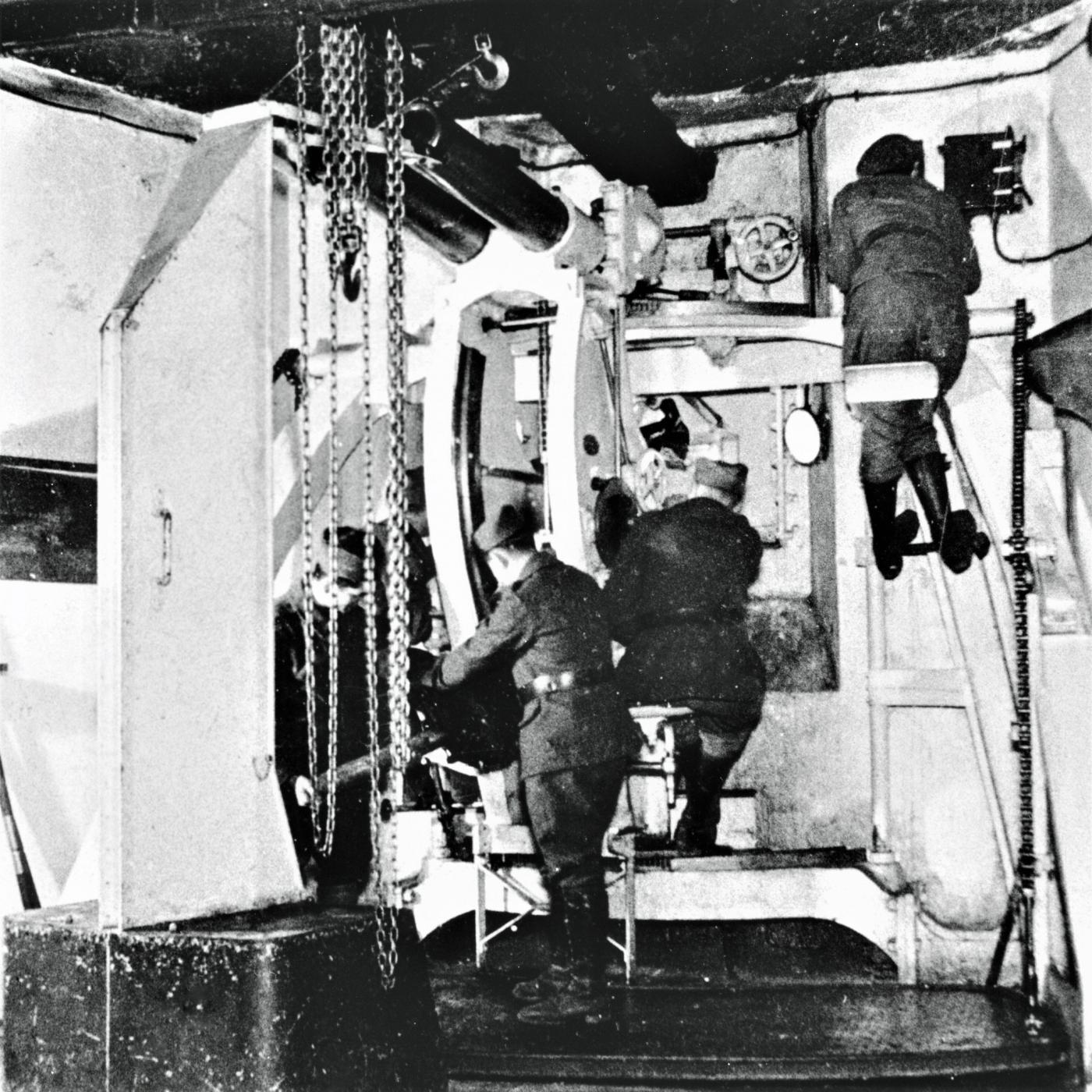 Ligne Maginot - FERMONT - A2 - (Ouvrage d'artillerie) - Bloc 4
L'une des pièces de 75 mle 32 sous casemate avec ses servants - Inconnu