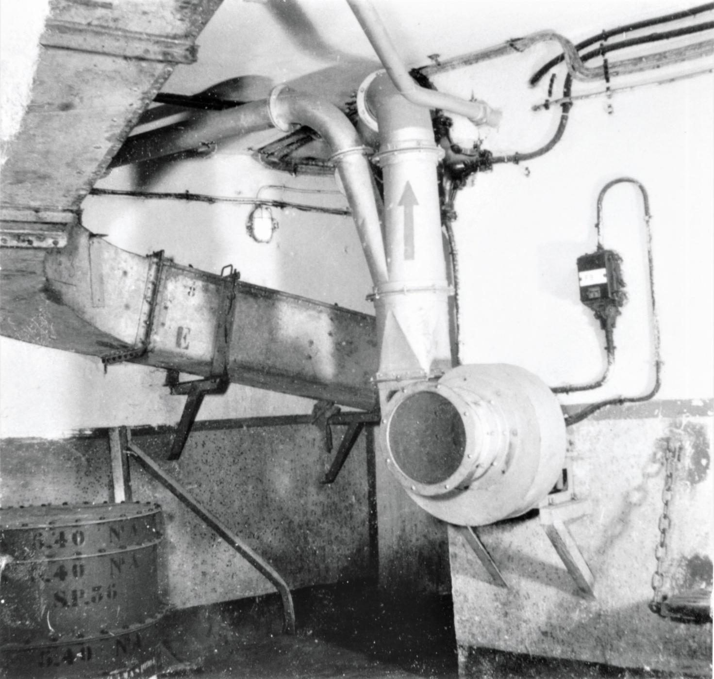 Ligne Maginot - FERMONT - A2 - (Ouvrage d'artillerie) - Bloc 4
Etage inférieur
Gaine du transporteur à rouleau pour l’évacuation des douilles
A droite, ventilateur air pur   - Inconnu