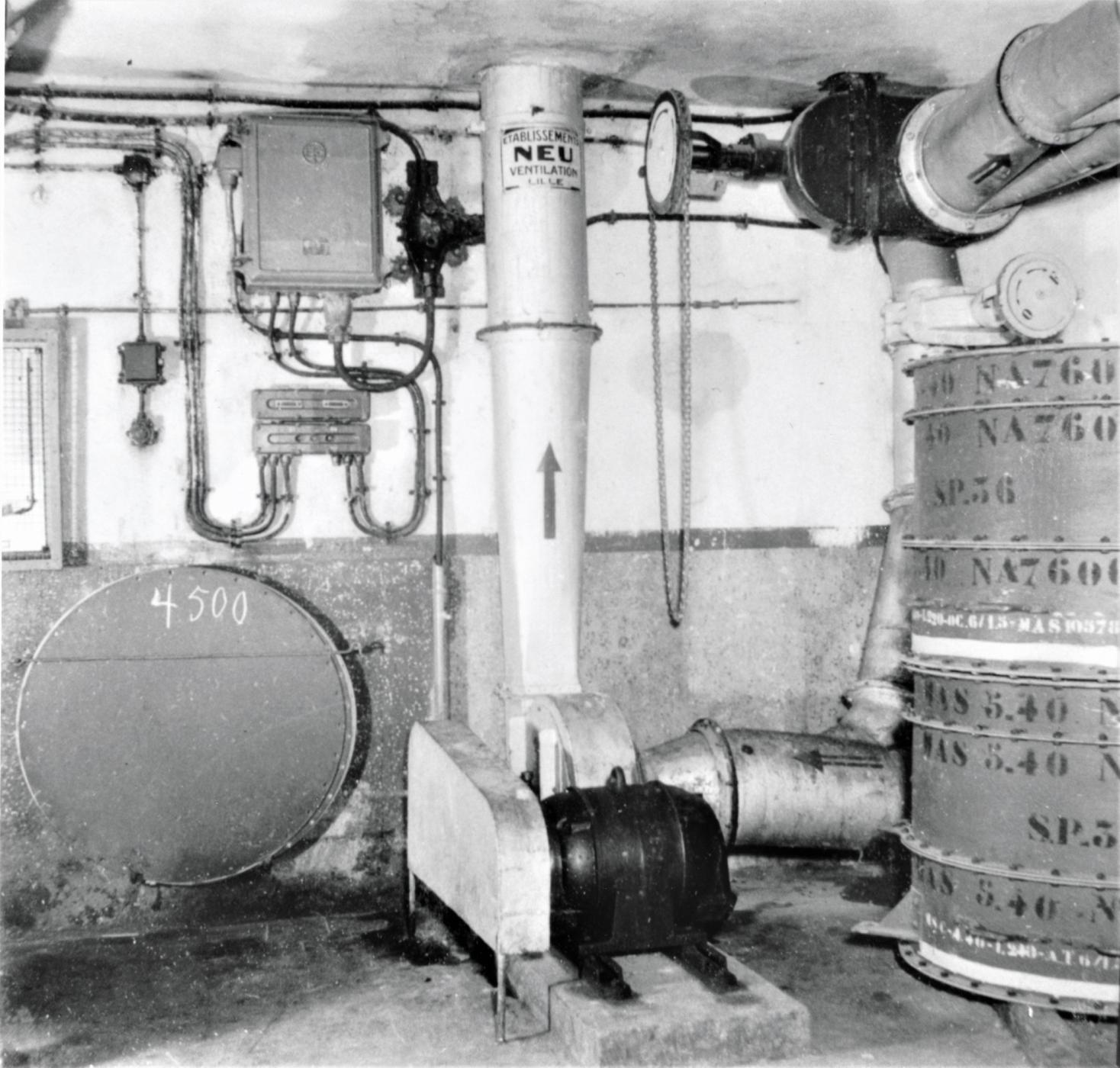 Ligne Maginot - FERMONT - A2 - (Ouvrage d'artillerie) - Bloc 4
Etage inférieur
Ventilation du bloc
Ventilateur mode gazé et filtres de rechange - Inconnu