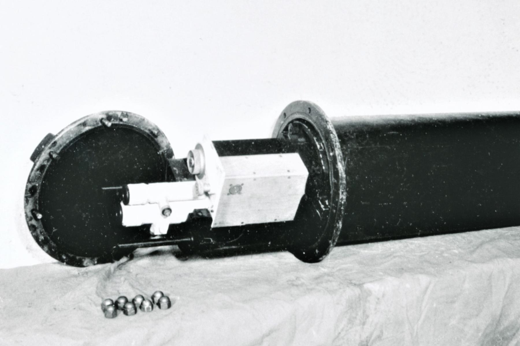 Ligne Maginot - Lunette fixe type G (G) - Ouvrage de Fermont bloc 4
Lunette type G sortant de sa caisse étanche de stockage

