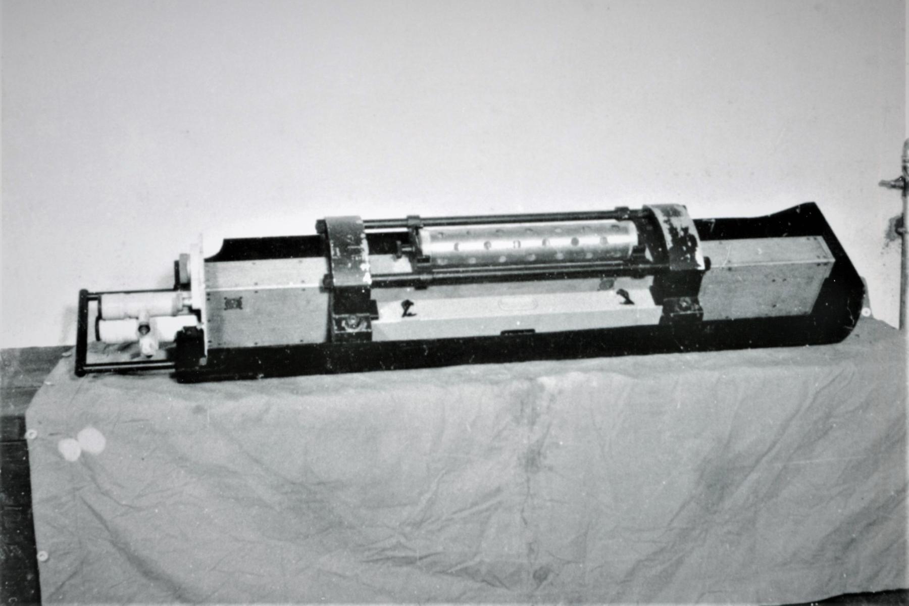 Ligne Maginot - Lunette fixe type G (G) - Ouvrage de Fermont bloc 4
Lunette type G dans le support utilisé pour le stockage dans sa caisse étanche
En partie supérieure, le tube perofoé pour les sachets de Silicagel (déhydratant)
Sur l'avant contre le corps de la lunette, une boite de pièces de rechanges

