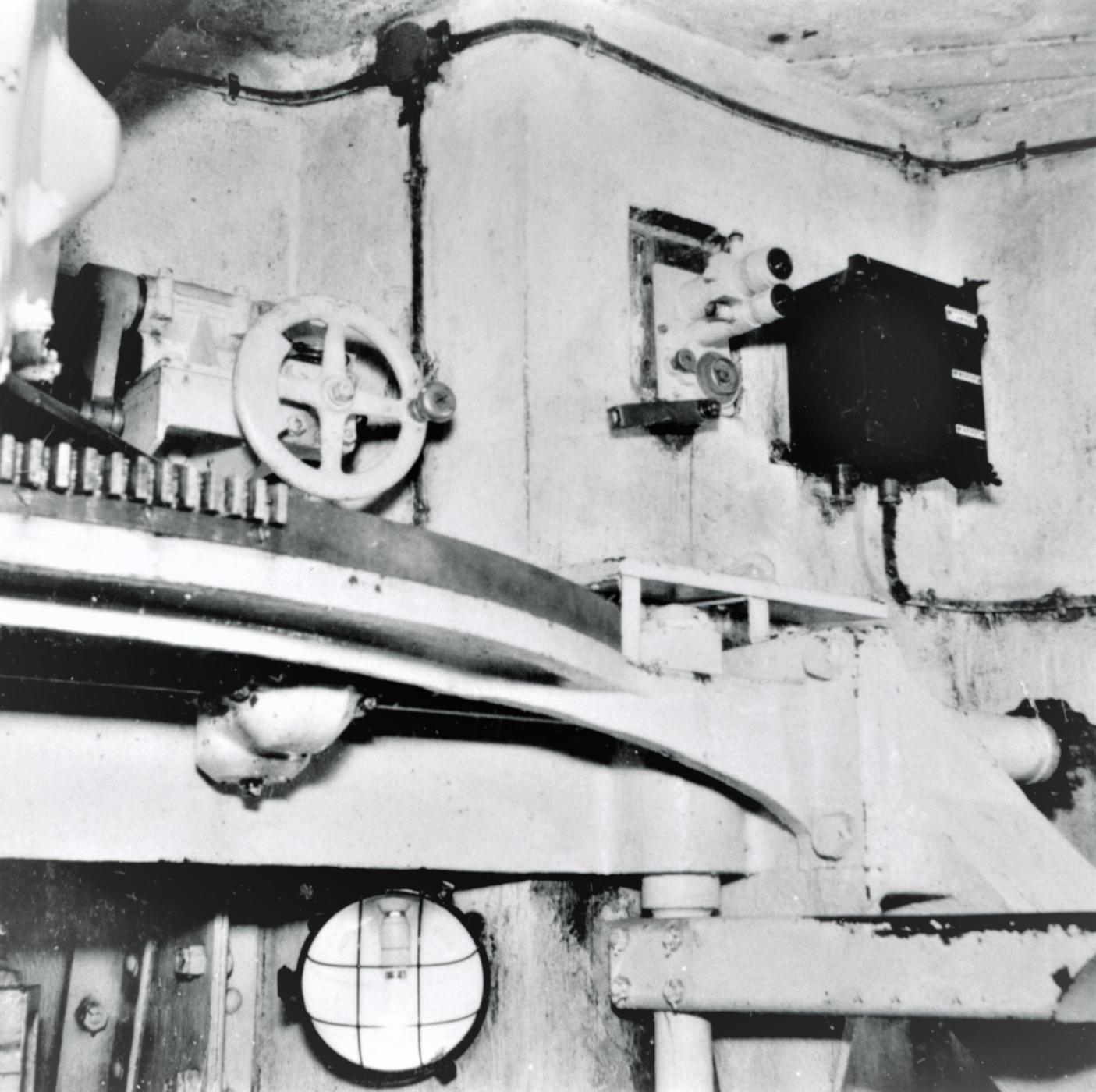 Ligne Maginot - Lunette fixe type G (G) - Ouvrage de Fermont bloc 4
La lunette en place dans le mur de façade du bloc au niveau du poste du chef de pièce (en haut à droite)