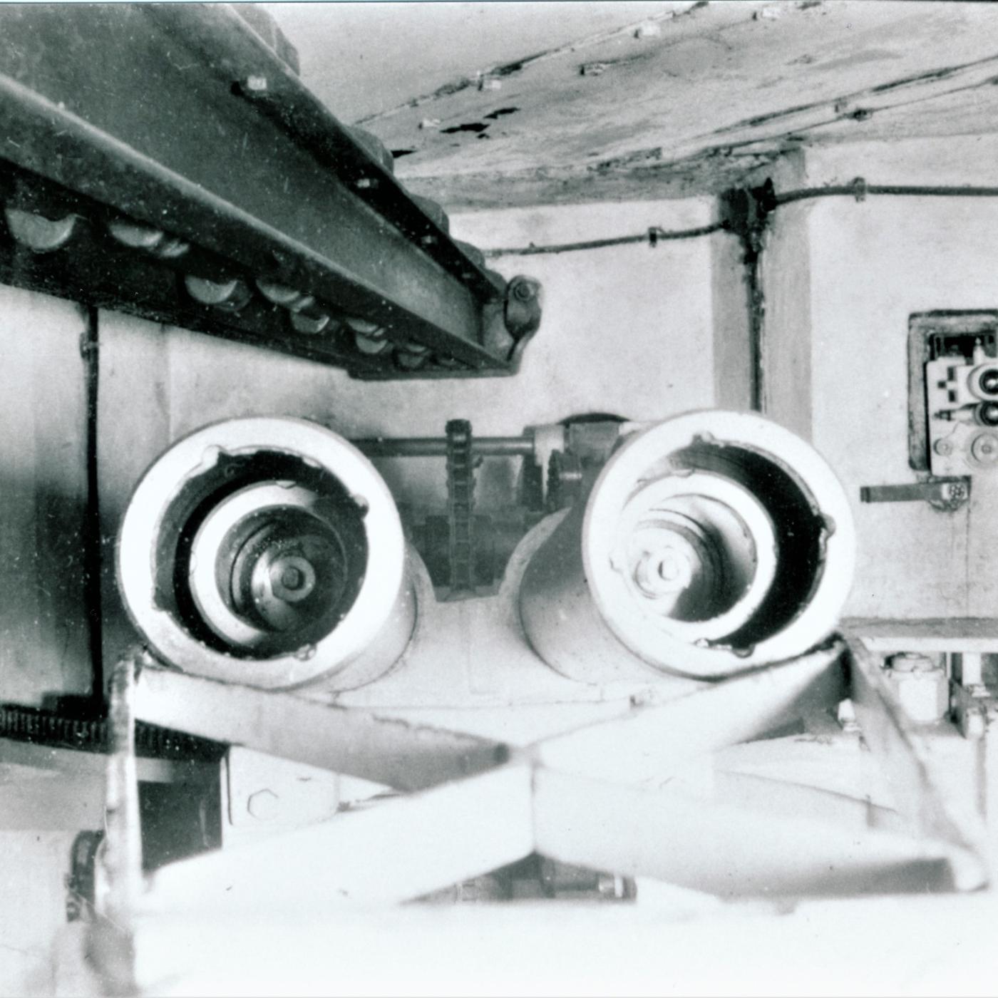 Ligne Maginot - Canon-obusier de 75 mm modèle 1932 sous casemate (75 32) - Ouvrage de Fermont bloc 4
Les tubes équilibreurs à ressort pour la hausse de la pièce. Détail