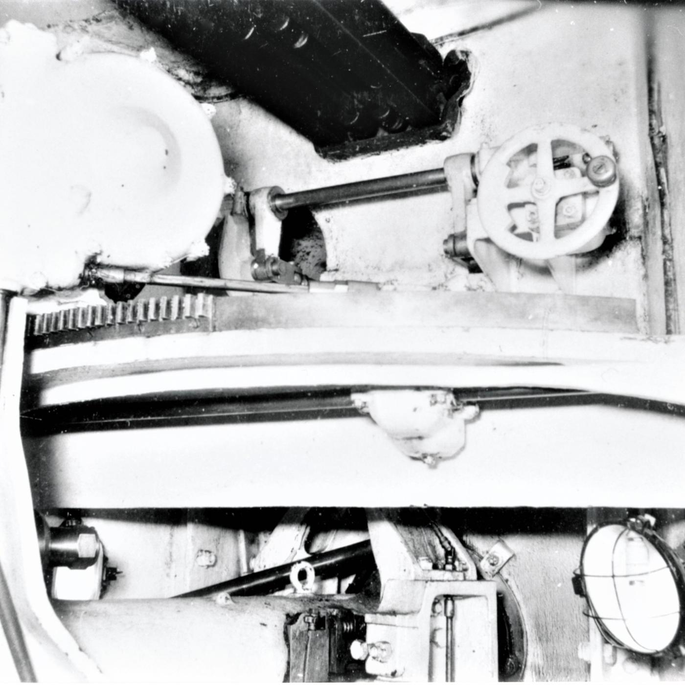 Ligne Maginot - Canon-obusier de 75 mm modèle 1932 sous casemate (75 32) - Ouvrage de Fermont bloc 4
La commande des volets d'embrasure en partie haute 