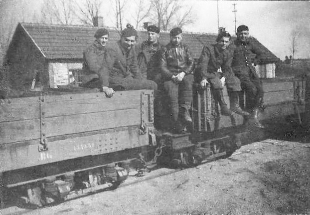 Ligne Maginot - SOULTZ SOUS FORET - (Infrastructure ferroviaire) - Soultz-sous-Forêts 1939-40. Un groupe de sapeurs pose sur deux wagons plates-formes Decauville 1915 équipés de caisses à côtés retombants - Edouard-Roger Basset