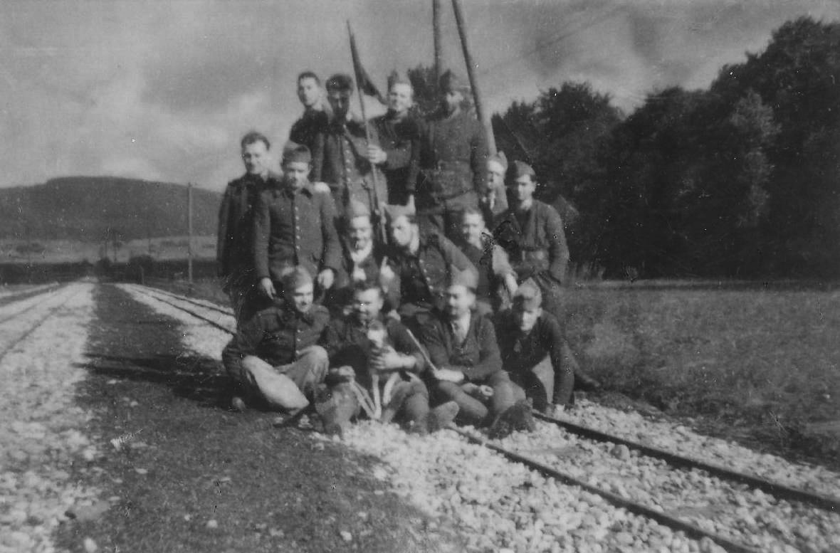 Ligne Maginot - VF60 - ANTENNE DE L'OUVRAGE DU HOCHWALD - (RESEAU - Voie 60 - Antenne ou rocade ferroviaire) - 35 - GARE DE LAMPERTSLOCH 
Photo de famille d’une équipe de sapeurs, en septembre 1939 à la gare de Lampertsloch (dont on devine le toit à l’arrière et à droite du groupe). Ces hommes viennent d’en achever la construction. On peut remarquer la qualité de réalisation de la double voie et du ballast. - Edouard-Roger Basset