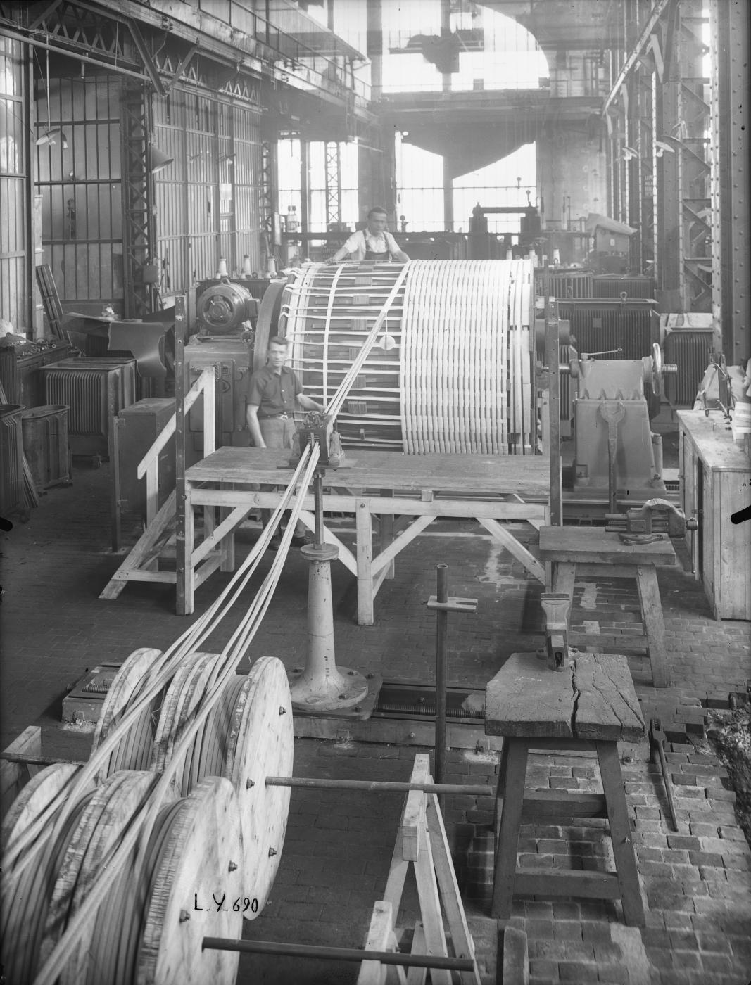 Ligne Maginot - SCHNEIDER-WESTINGHOUSE (SW) - Matériel électrique SW - Schneider-Westinghouse 
Fabrication d'un enroulement pour transformateur de forte puissance