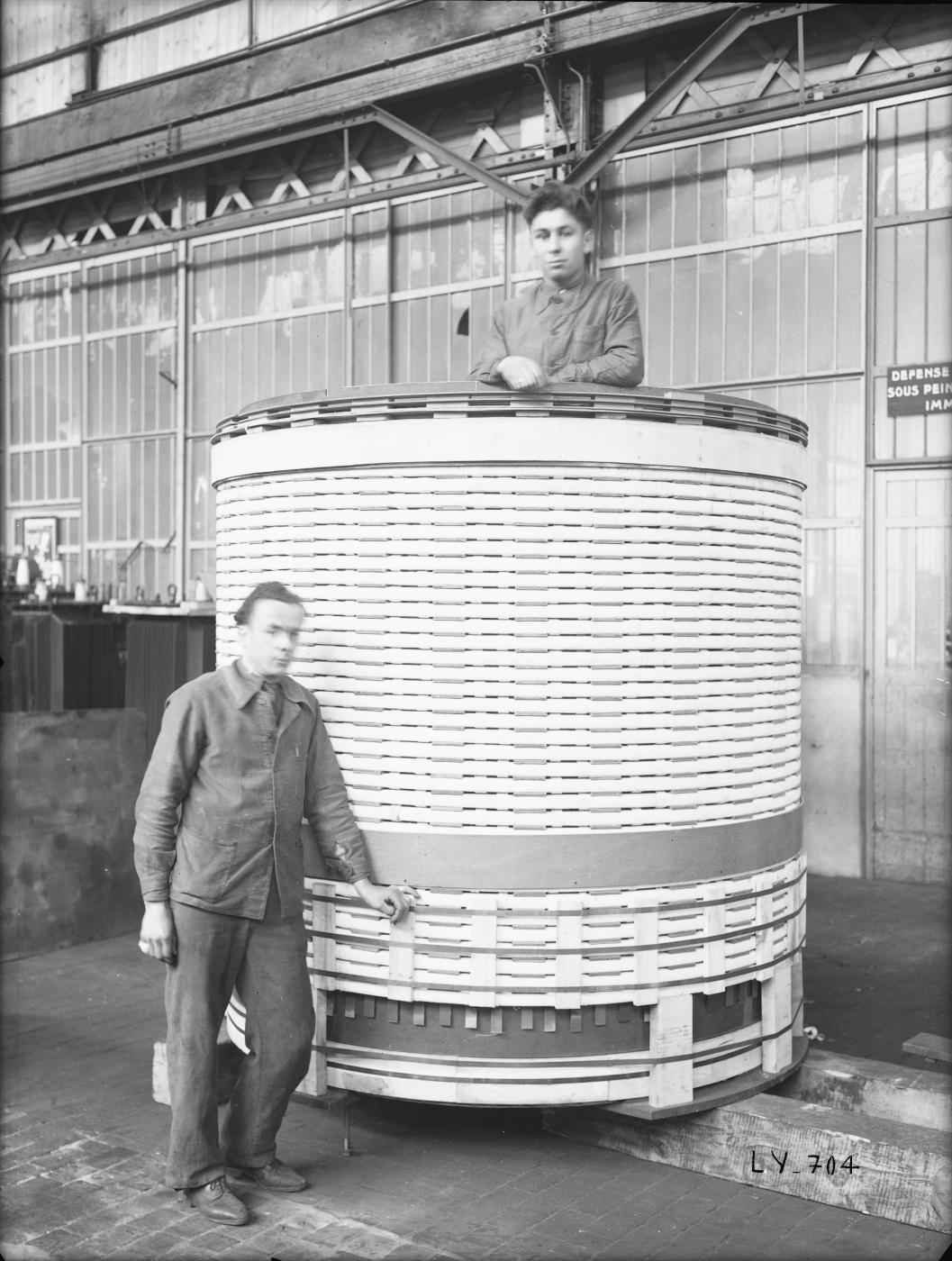 Ligne Maginot - SCHNEIDER-WESTINGHOUSE (SW) - Matériel électrique SW - Schneider-Westinghouse 
Fabrication d'un transformateur haute tension de forte puissance
L'un des enroulements