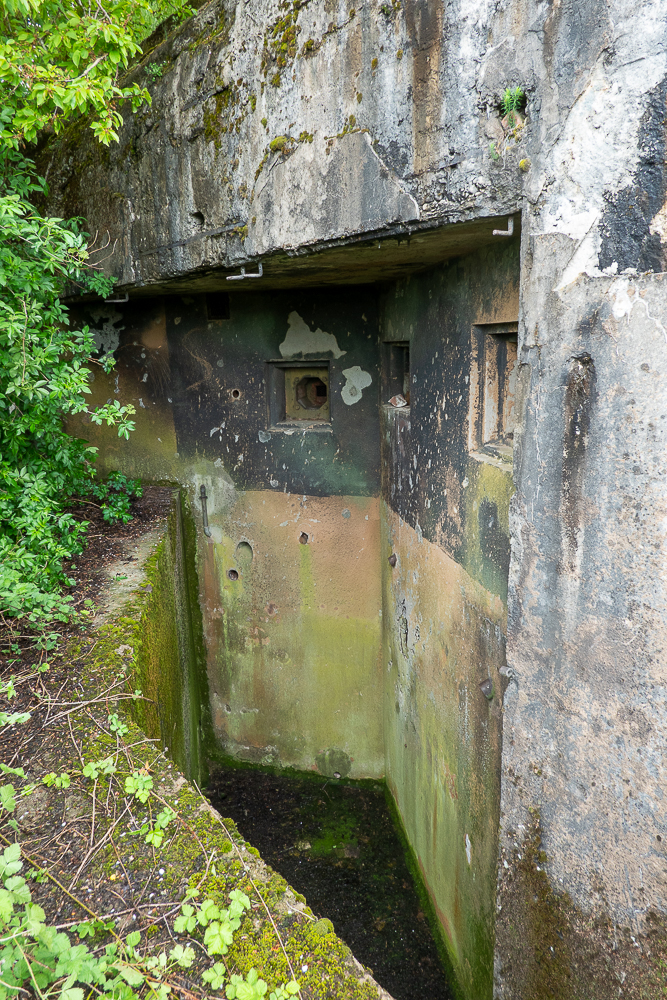 Ligne Maginot - ASCHBACH EST - O2 - (Casemate d'infanterie - Double) - Fossé diamant au pied de la chambre de tir nord-ouest. - Michel Teiten