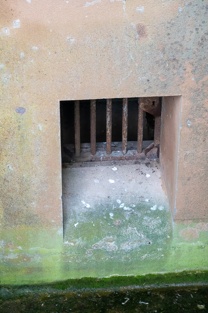 Ligne Maginot - ASCHBACH EST - O2 - (Casemate d'infanterie - Double) - Issue de secours dans le fossé diamant au pied de la chambre de tir sud-est - Michel Teiten