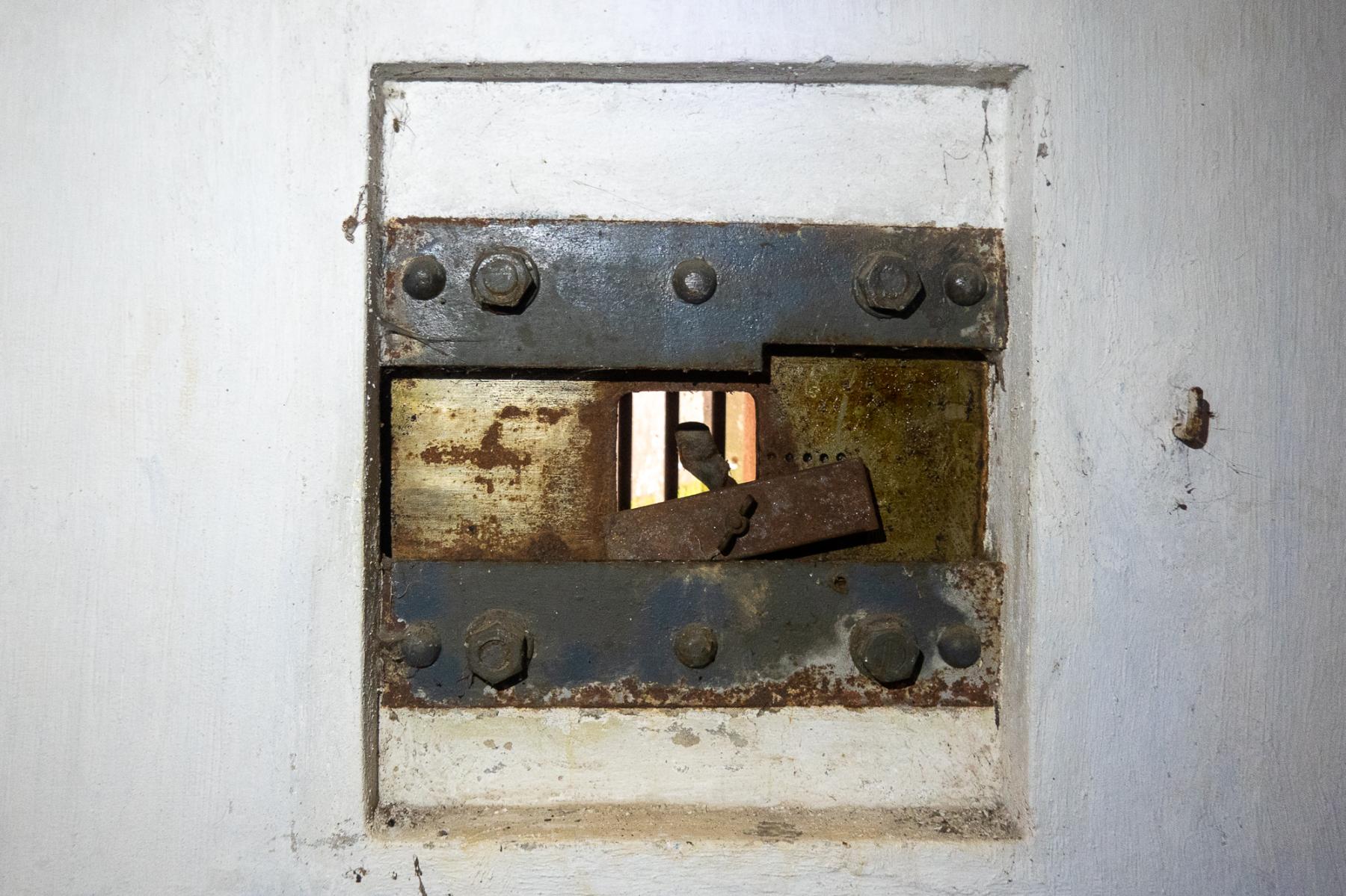 Ligne Maginot - ASCHBACH EST - O2 - (Casemate d'infanterie - Double) - Etage inférieur
Créneau FM de défense de la sortie de secours - Michel Teiten