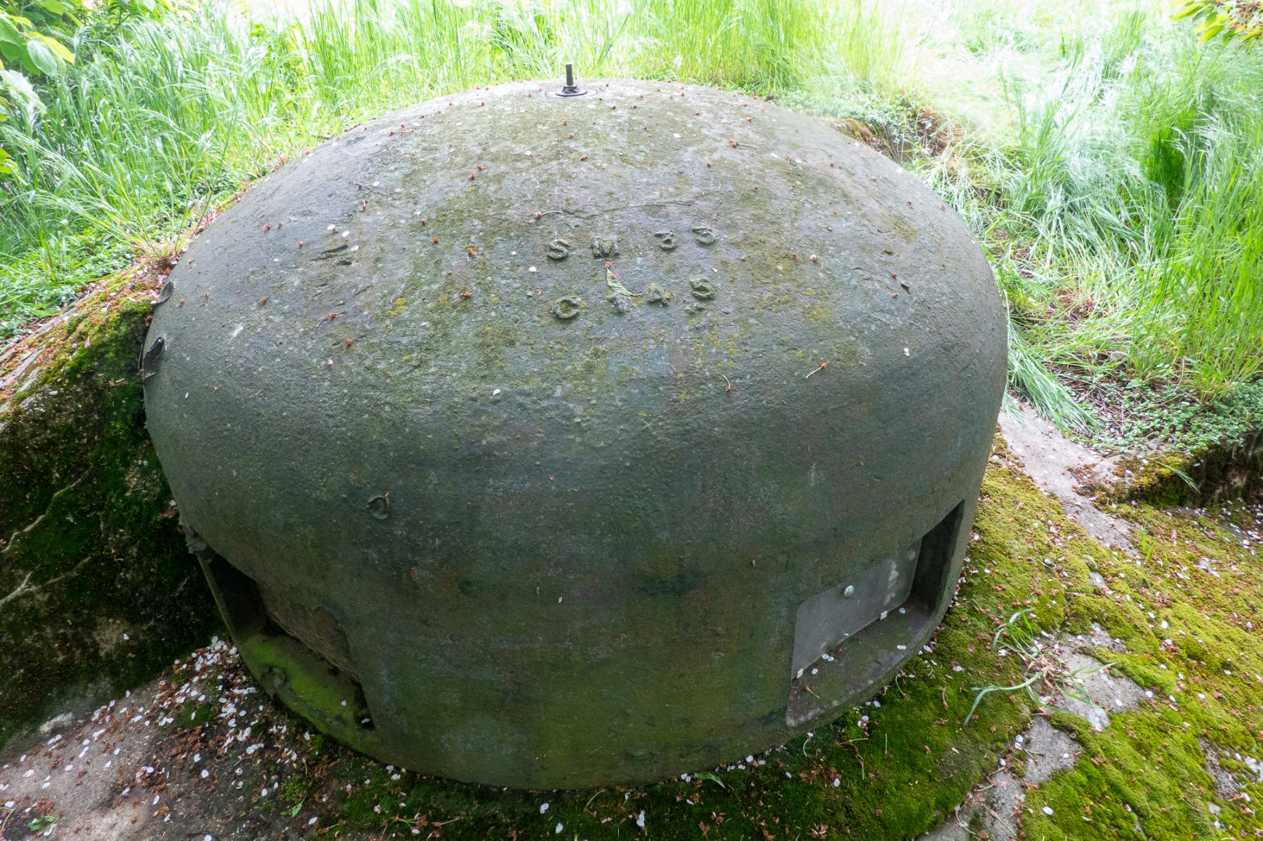 Ligne Maginot - ASCHBACH EST - O2 - (Casemate d'infanterie - Double) - Cloche GFM nord-ouest
Noter l'inscription 'SM33  C145' - Michel Teiten