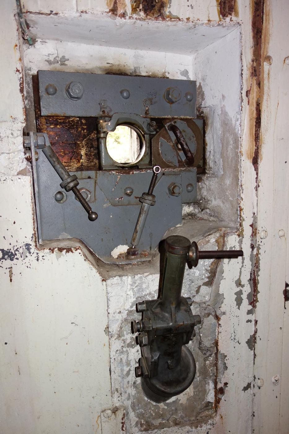 Ligne Maginot - SAINT GOBAIN - (Ouvrage d'infanterie) - Bloc 3
Créneau FM et goulotte à grenades - Michel Teiten