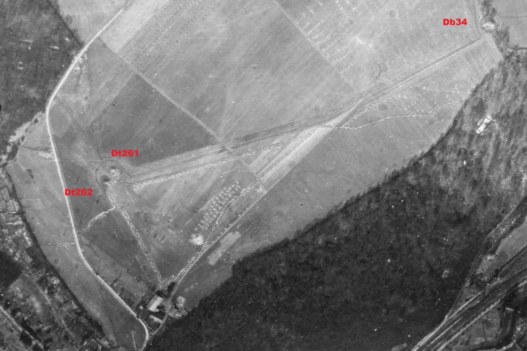 Ligne Maginot - DT262 - FROIDCUL OUEST - (Cuve pour arme d'infanterie) - Vue aérienne du 9 mars 1940.
Outre les Dt261, Dt262 et DB34 on voit le réseau de tranchées et de barbelés. - Armée Française 