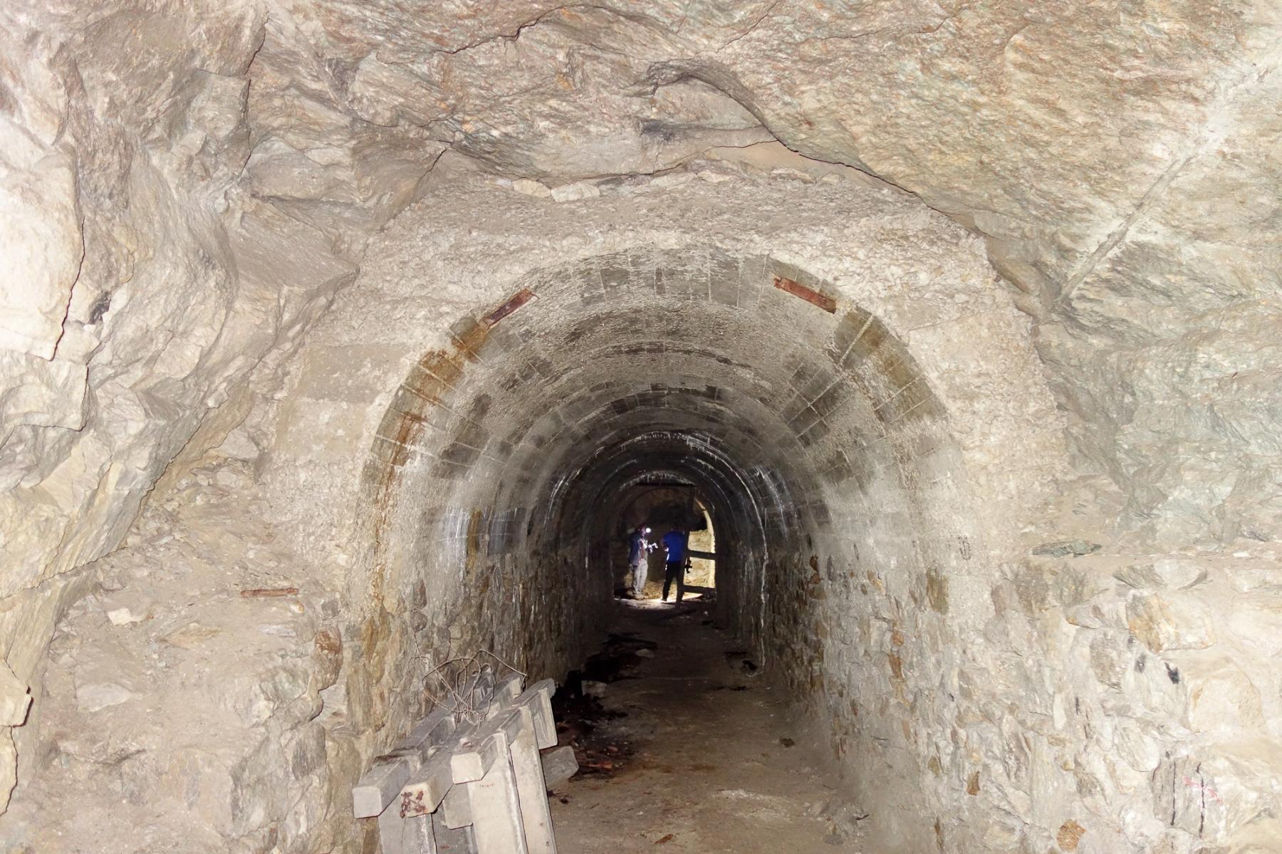 Ligne Maginot - AMODON - (Abri) - Galerie transversale
On voit bien ici le bétonnage partielle de celle-ci - Michel Teiten