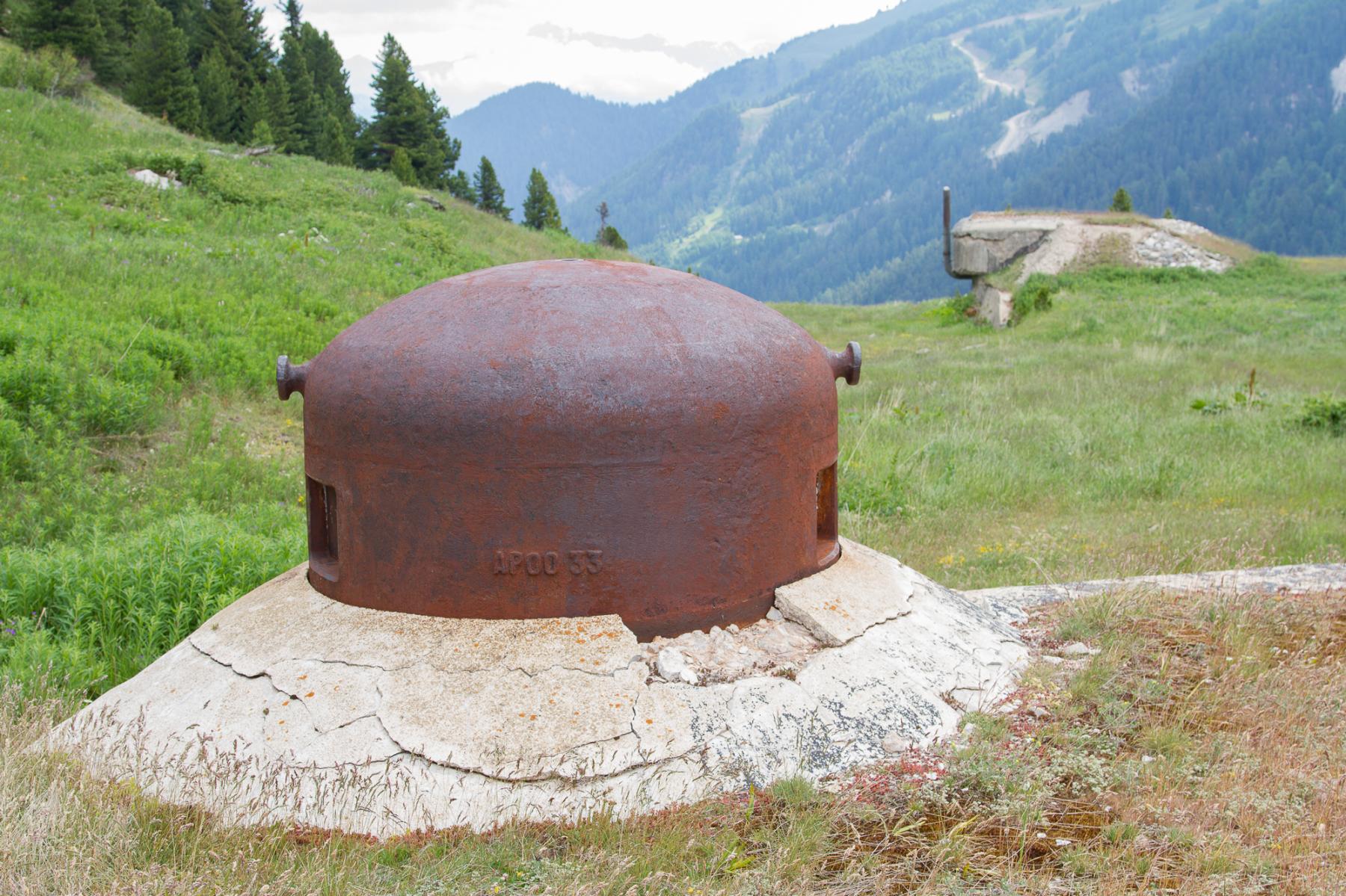 Ligne Maginot - LAVOIR - (Ouvrage d'artillerie) - Bloc 5
Cloche GFM. 
Noter l'inscription sur la cloche
Le bloc cheminée à l'arrière-plan. - Michel Teiten