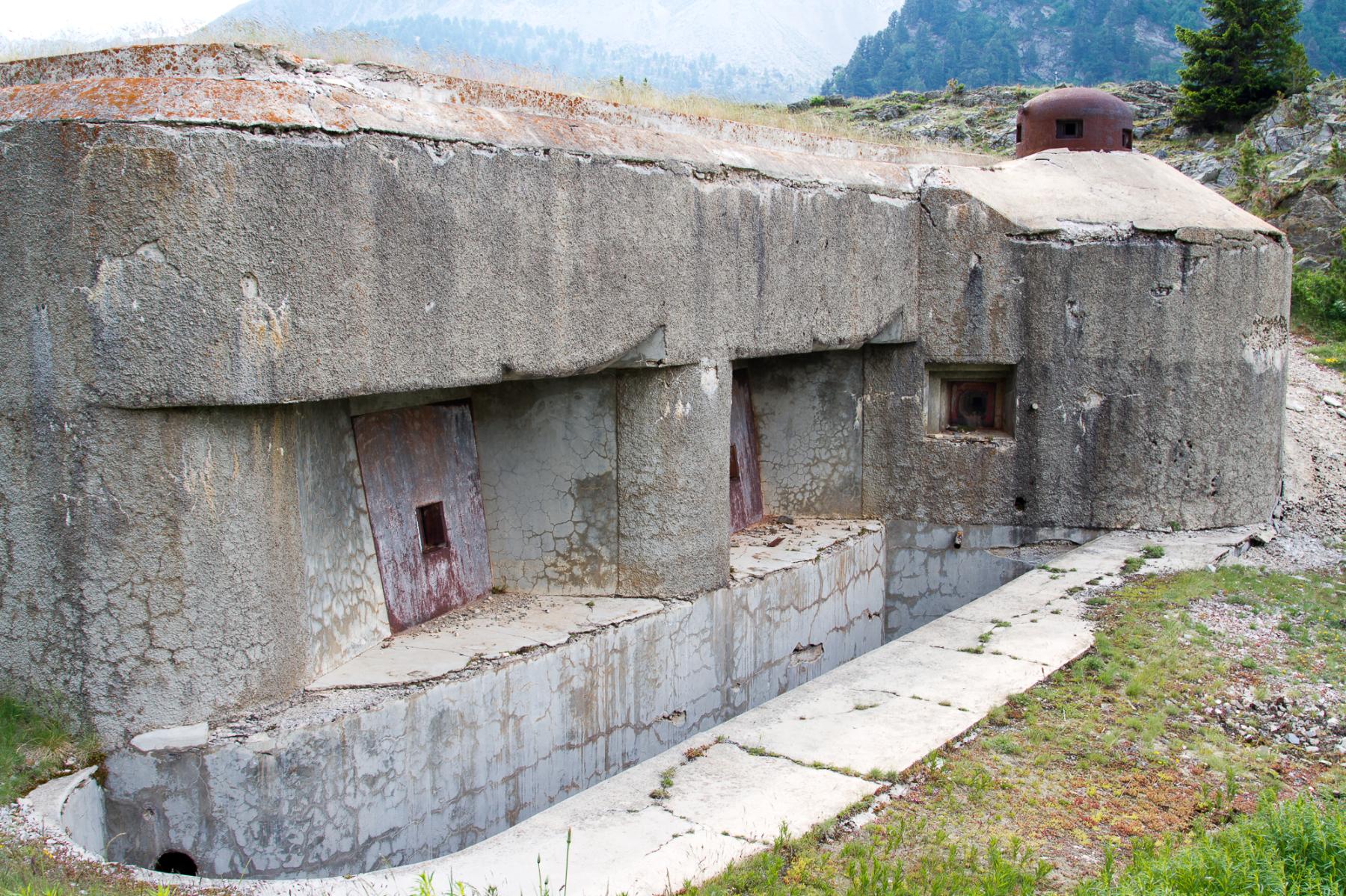 Ligne Maginot - LAVOIR - (Ouvrage d'artillerie) - Bloc 5
La casemate avec les deux 75 - Michel Teiten
