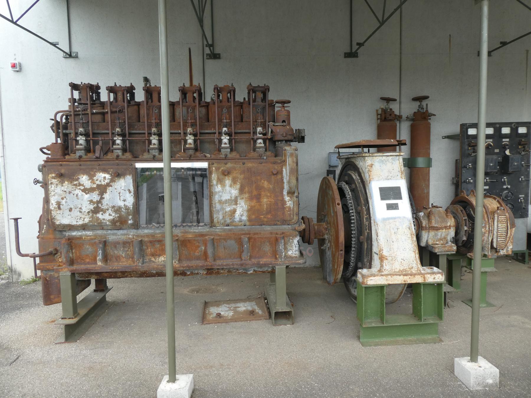 Ligne Maginot - HOCHWALD - (Ouvrage d'artillerie) - Moteur SULZER type 6 DD 22 provenant de l'ouvrage Hochwald-Ouest. Vendu en 1967 à une gravière de Souffelweyersheim, revenu au sein de l'AALMA au fort de Schoenenbourg, qui le a mis à disposition du musée de l'abri de Hatten pour l'exposition. - ELLENA Daniel - CUNY Philippe