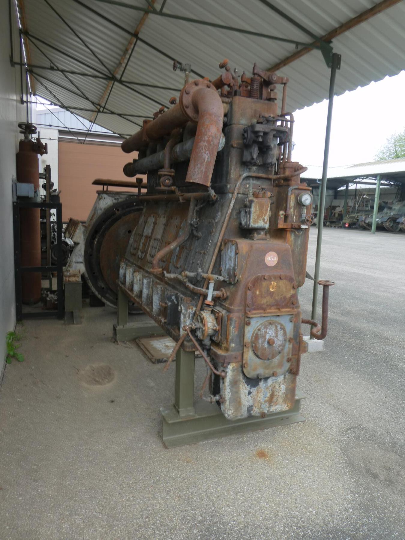 Ligne Maginot - HOCHWALD - (Ouvrage d'artillerie) - Moteur SULZER type 6 DD 22 provenant de l'ouvrage Hochwald-Ouest. Vendu en 1967 à une gravière de Souffelweyersheim, revenu au sein de l'AALMA au fort de Schoenenbourg, qui le a mis à disposition du musée de l'abri de Hatten pour l'exposition. - ELLENA Daniel - CUNY Philippe