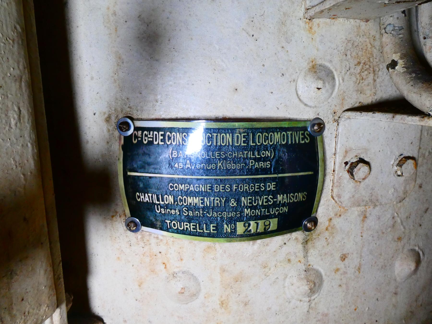 Ligne Maginot - Compagnie des forges de Châtillon-Commentry et Neuves-Maisons (CHATILLON-COMMENTRY) - Plaque constructeur de la tourelle de 75 de l'ouvrage de Roche la Croix