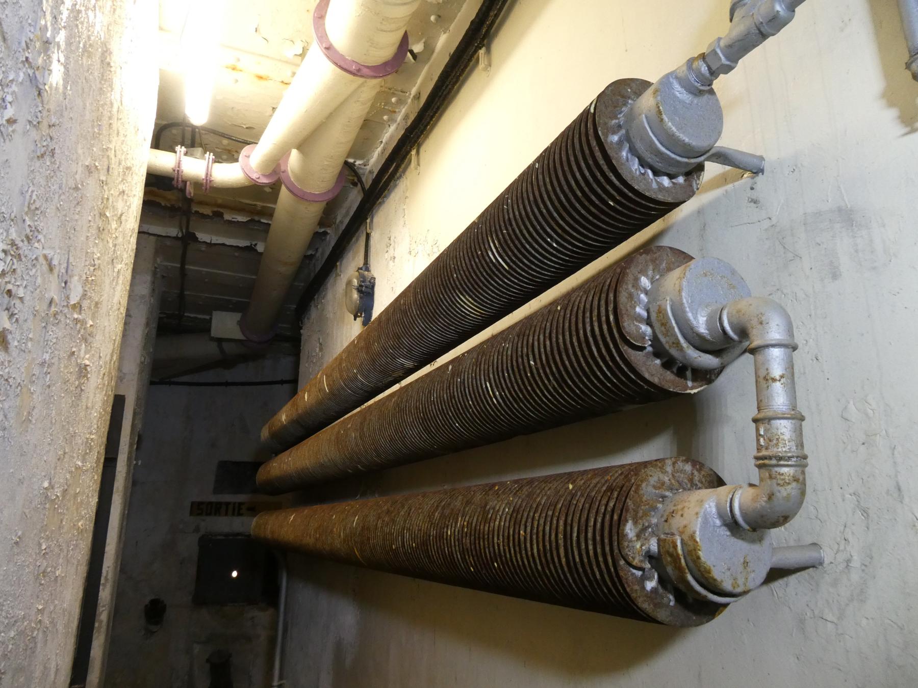 Ligne Maginot - Principe du chauffage dans les ouvrages CORF - Ouvrage du Janus 
Radiateur à circulation d'eau chaude