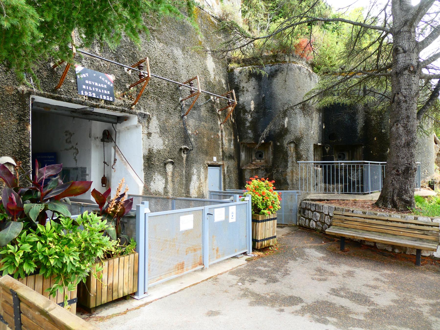 Ligne Maginot - Principe des Radio-communications dans la fortification Maginot - Ouvrage de St. Agnès
Antenne radio au dessus de l'entrée