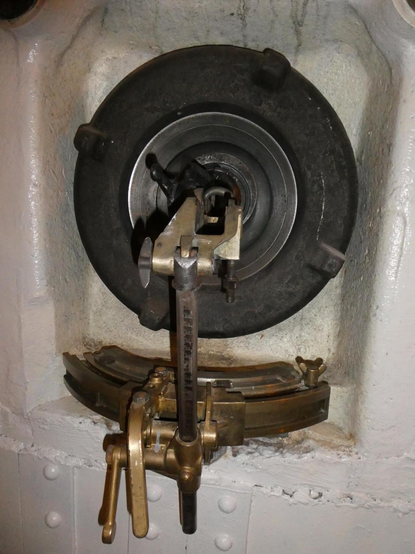 Ligne Maginot - Créneau renforcé pour fusil mitrailleur 24/29 sous béton (FM B) - Créneau FM B avec support d'arme et dessous le débattement de l'azimut 