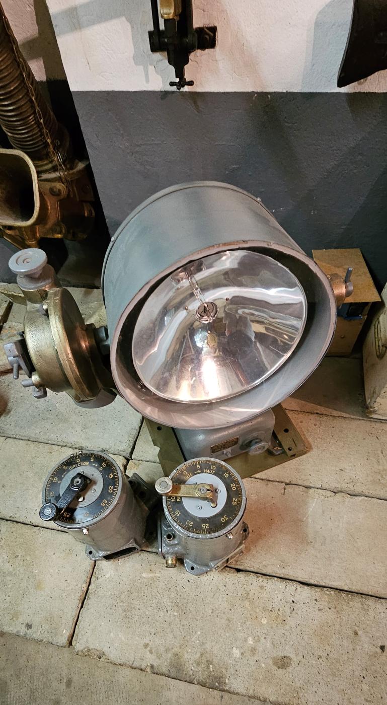 Ligne Maginot - Projecteur électrique pour  casemate d'infanterie EVE et NOIZET (EVE et NOIZET) - Projecteur avec ses transmetteurs.
Le réflecteur n'est pas celui d'origine